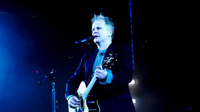 Man guitar microphone stage performance free wallpaper for desktop - medium preview image