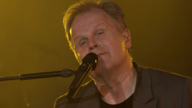 Man microphone hand microphone hand free wallpaper for desktop - medium preview image