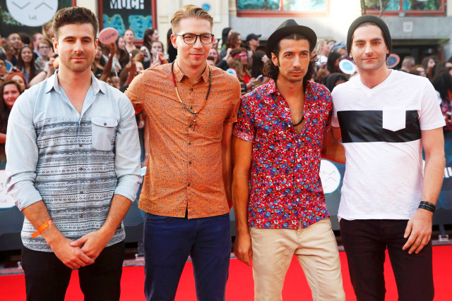 Three men red carpet crowd free wallpaper for desktop - medium preview image