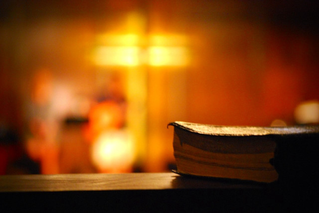 Book table lamp blurry background free wallpaper for desktop - medium preview image