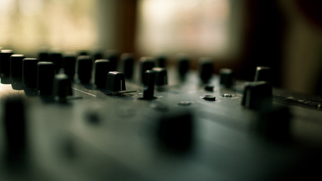 Soundboard closeup blurry background tiltshift free wallpaper for desktop - medium preview image
