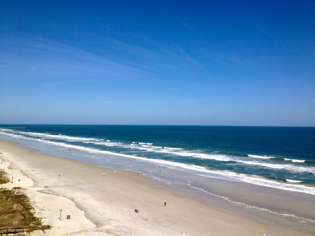 Beach people sky waves boat free wallpaper for desktop - medium preview image