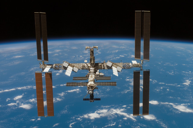 Space station earth view shuttles #3 free wallpaper for desktop - medium preview image
