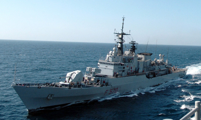 Large boat ocean people sunny free wallpaper for desktop - medium preview image