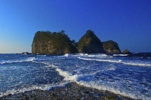 Beach waves rocks blue sky #2 free wallpaper for desktop - medium preview image