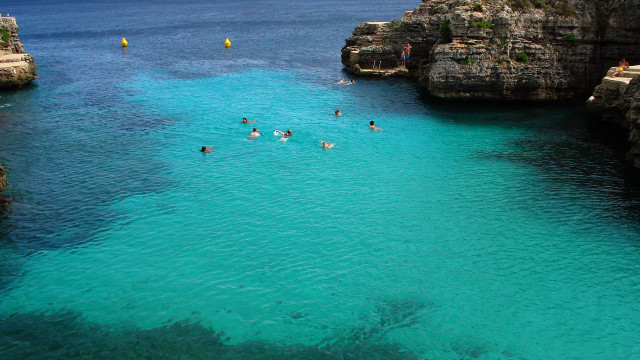 Swimming group people water cliff free wallpaper for desktop - medium preview image