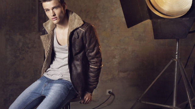 Man stool light camera fashion free wallpaper for desktop - medium preview image