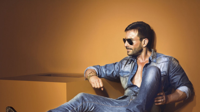 Man sitting ledge denim jacket free wallpaper for desktop - medium preview image