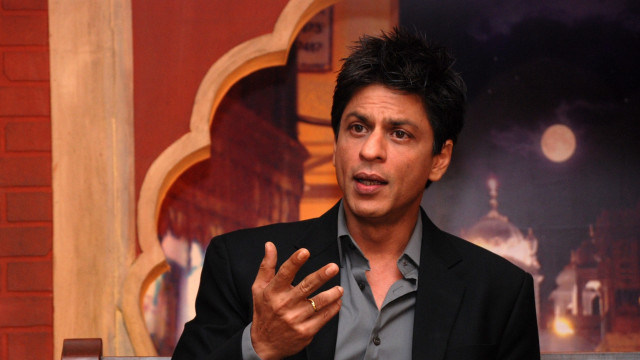 Man suit talking television clock free wallpaper for desktop - medium preview image