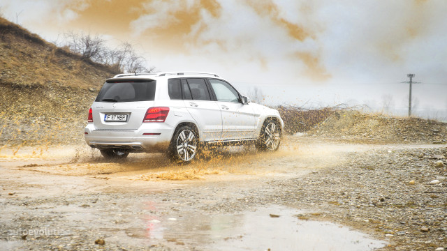 White suv dirt road hill free wallpaper for desktop - medium preview image