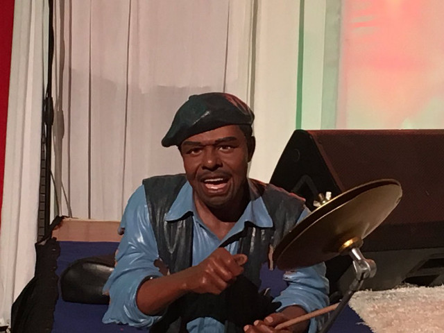 Man hat drum microphone bronze free wallpaper for desktop - medium preview image