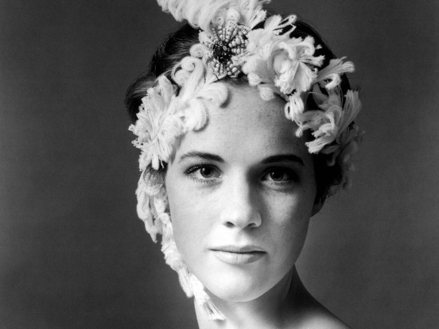 Woman flower hair dress looking free wallpaper for desktop - medium preview image