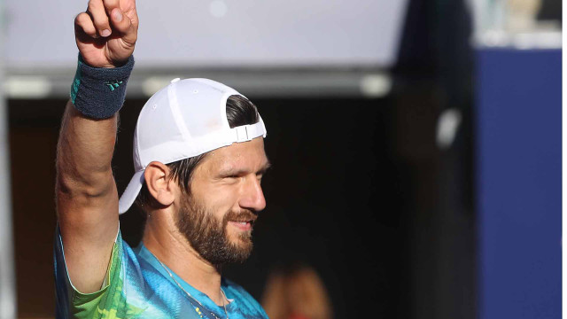 Man hardhat tennis racket anton free wallpaper for desktop - medium preview image