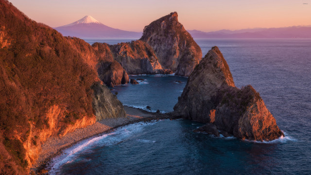 Mountains water beach waves scenery free wallpaper for desktop - medium preview image