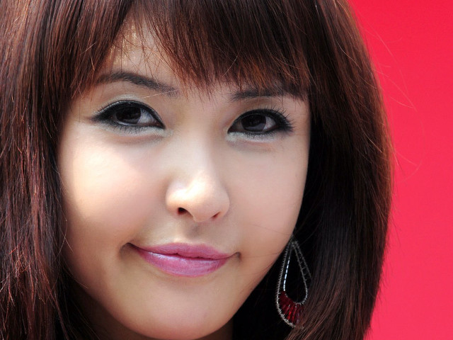 Woman red shirt earrings red free wallpaper for desktop - medium preview image