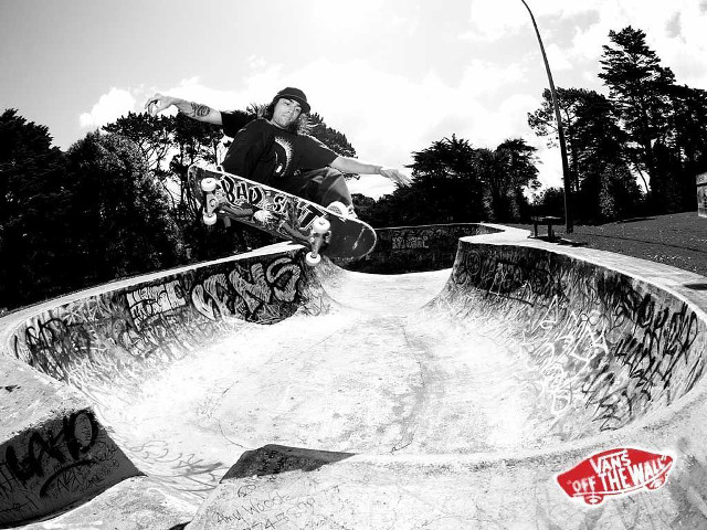 Man skateboard ramp graffiti night free wallpaper for desktop - medium preview image