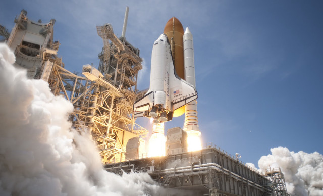 Space shuttle launch smoke sky free wallpaper for desktop - medium preview image