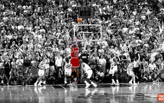 Basketball player jumping dunking crowd free wallpaper for desktop - medium preview image