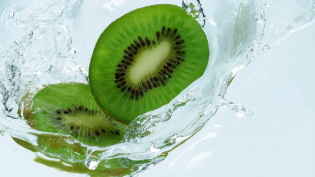 Kiwi cut half glass water free wallpaper for desktop - medium preview image