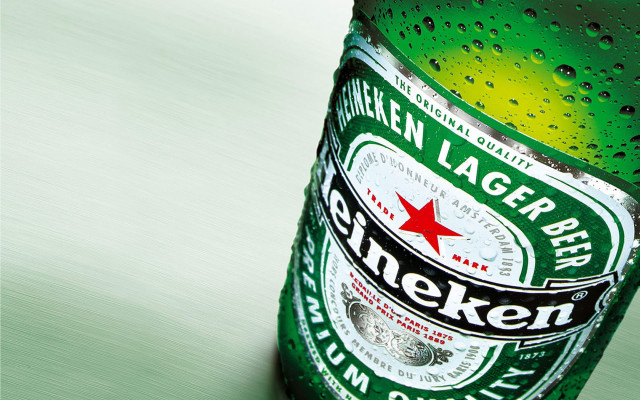 Heineken lager beer table blurry free wallpaper for desktop - medium preview image
