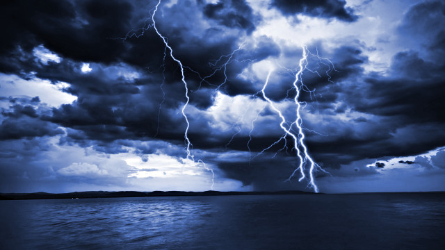 Storm ocean lightning sky hitting free wallpaper for desktop - medium preview image