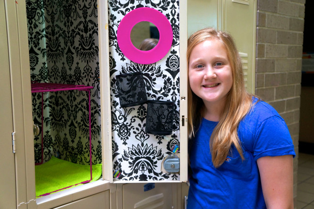 Girl locker pink door handle free wallpaper for desktop - medium preview image