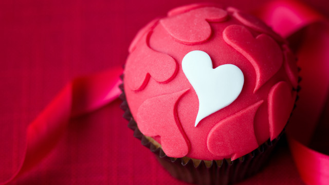 Cupcake heart red tablecloth pink free wallpaper for desktop - medium preview image