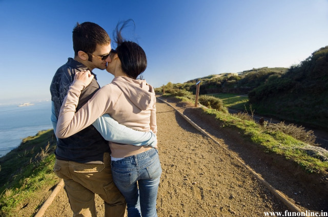 Man woman kissing cliffside ocean free wallpaper for desktop - medium preview image