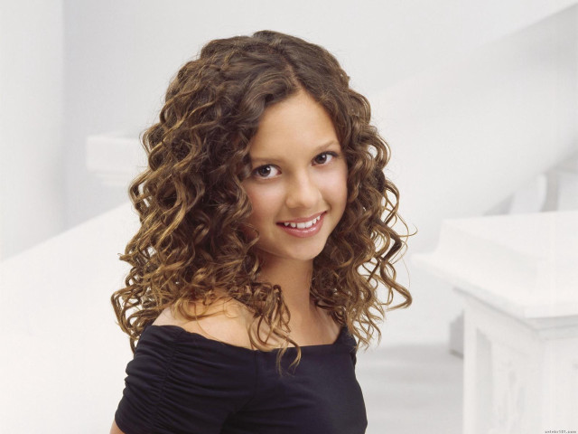 Alice curly hair smile white free wallpaper for desktop - medium preview image