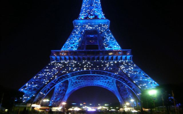 Eiffel tower blue holiday season free wallpaper for desktop - medium preview image