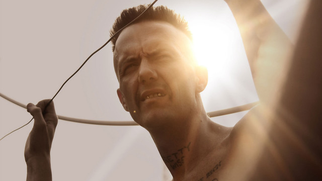 Man holding string smiling right free wallpaper for desktop - medium preview image