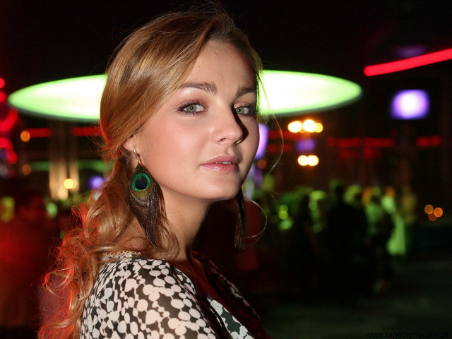 Woman green earring neon light free wallpaper for desktop - medium preview image