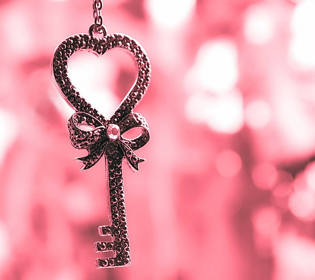 Key bow chain pink background free wallpaper for tablet - medium preview image
