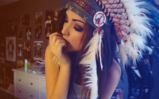 Woman feather headdress dresser picture free wallpaper for desktop - medium preview image