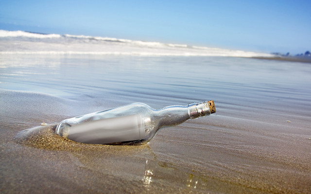 Message in bottle beach shore free wallpaper for desktop - medium preview image