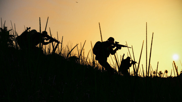Couple people grass guns sunset free wallpaper for desktop - medium preview image