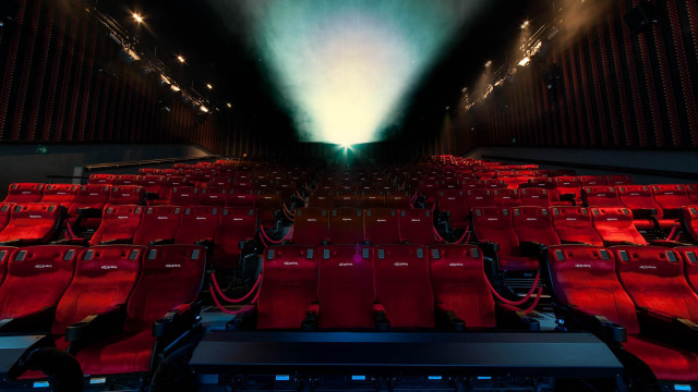 Auditorium red seats projector screen free wallpaper for desktop - medium preview image