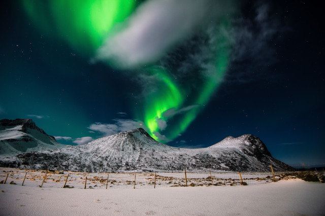 Aurora boreal snowy mountains city free wallpaper for desktop - medium preview image