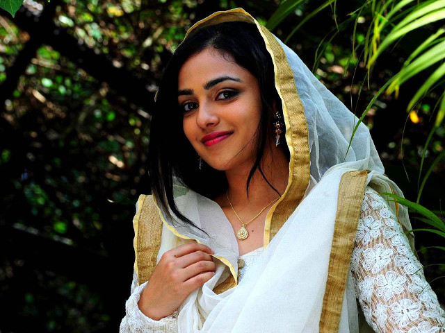 Woman white gold sari tree free wallpaper for desktop - medium preview image