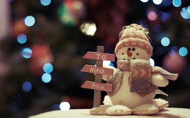 Snowman holding sign christmas tree free wallpaper for desktop - medium preview image