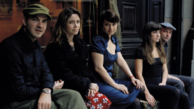 Group people bench building clock free wallpaper for desktop - medium preview image