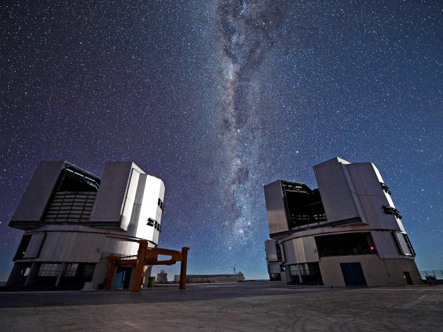 Telescopes field night sky stars free wallpaper for desktop - medium preview image