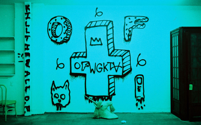 Cat sitting wall cross door free wallpaper for desktop - medium preview image