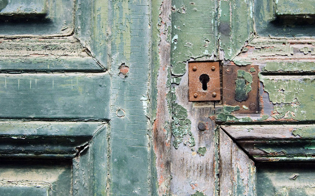Rusty lock wooden door peeling free wallpaper for desktop - medium preview image