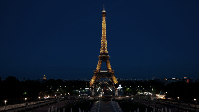 Eiffel tower night lights fountain free wallpaper for desktop - medium preview image
