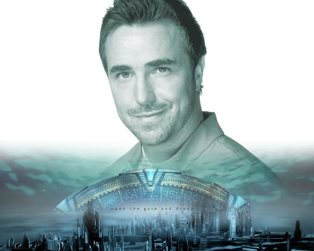 Bearded man cityscape background portrait free wallpaper for desktop - medium preview image