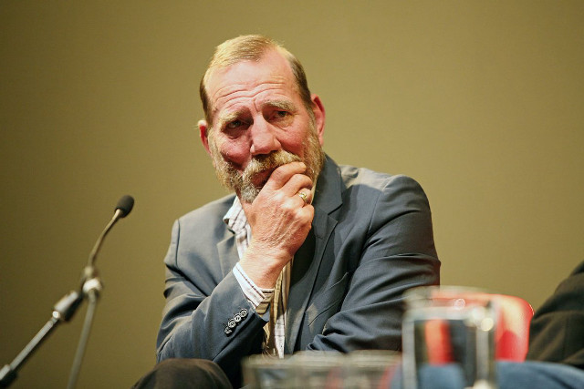 Bearded man suit microphone serious free wallpaper for desktop - medium preview image