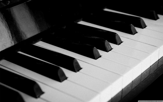 Piano keyboard closeup black white free wallpaper for desktop - medium preview image