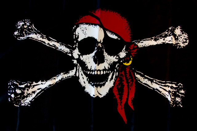 Pirate skull crossbones red bandanna free wallpaper for desktop - medium preview image