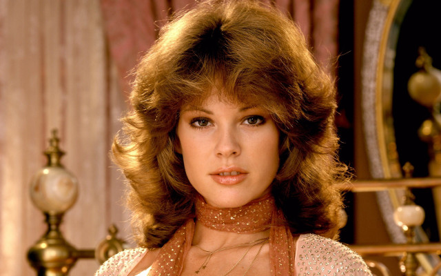 Woman short haircut choker mirror free wallpaper for desktop - medium preview image